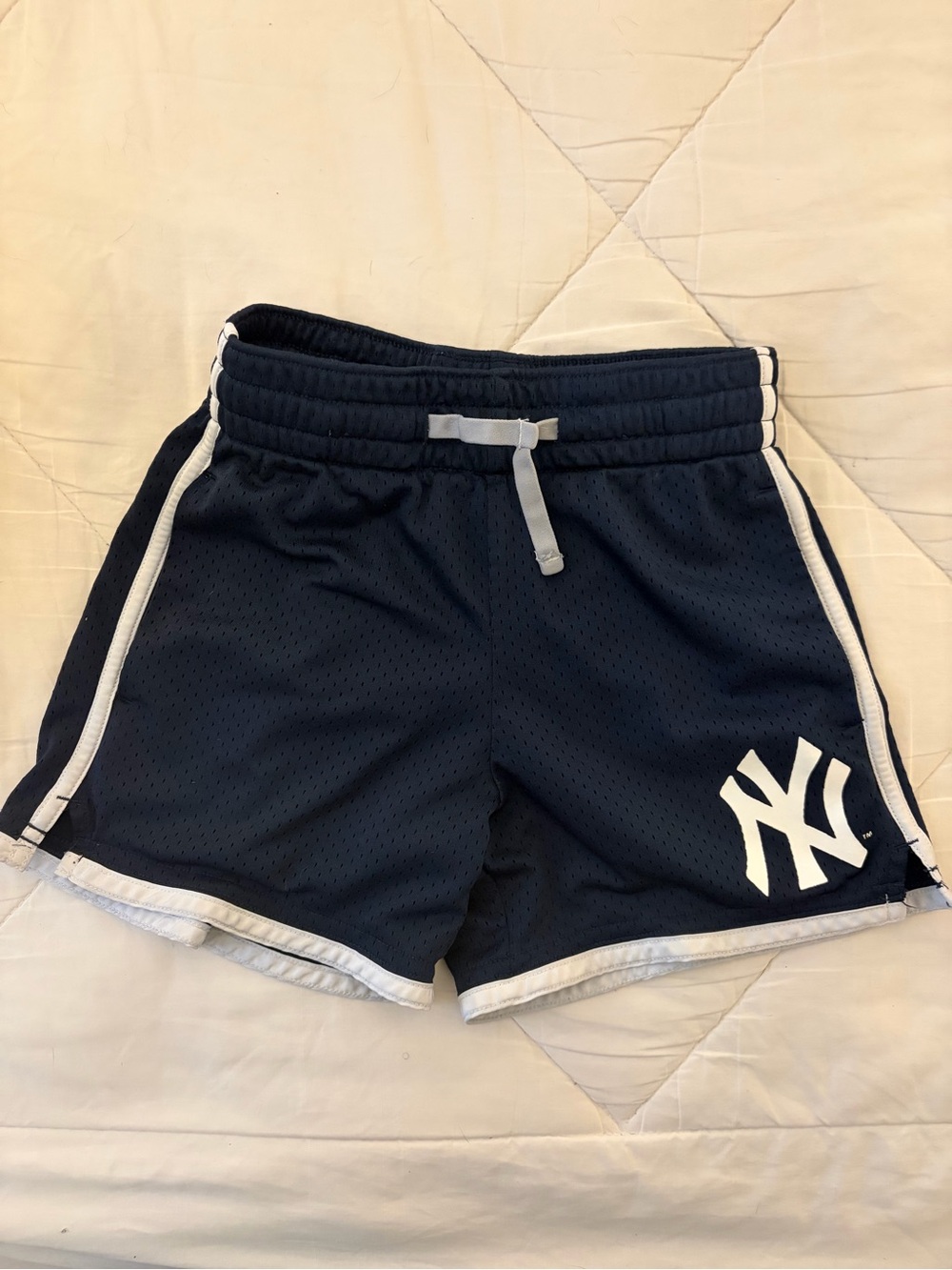 Abercrombie Kids x New York Yankees boys mesh shorts, size 5/6.